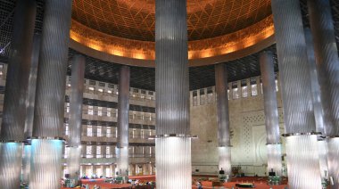 Jakarta, Endonezya - 14 Haziran 2018: İstiklâl caminin iç.