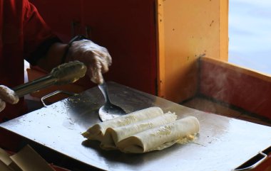 Kebap, Türk mutfağı yemek. Et talaşı, soğan ve marul ile doldurulmuş ekmek kebabı oluşur.