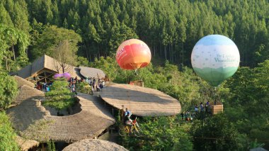Bandung, Endonezya - 7 Temmuz 2018: Lembang, Batı Java içinde Lodge orman Maribaya görünümünü. 
