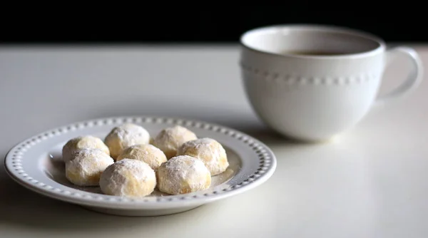 Galletas Blancas Puteri Salju Una Taza Con Fondo Madera — Foto de Stock