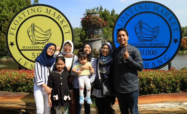 Μπαντούνγκ Της Ινδονησίας Ιουλίου 2018 Επισκέπτης Λαμβάνονται Φωτογραφία Μπροστά Από — Φωτογραφία Αρχείου