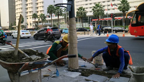 印度尼西亚雅加达 2018年7月31日 工人在亚运会前在雅加达中部贾兰 塔姆林修建人行道 — 图库照片