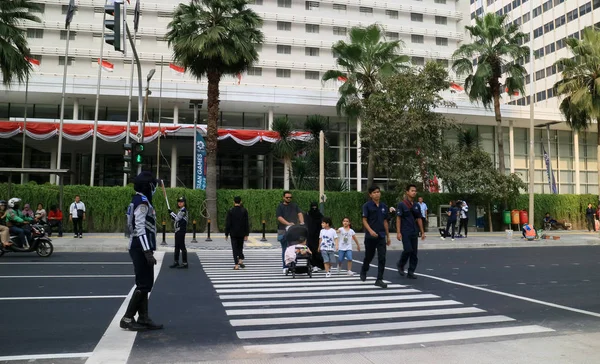 Jacarta Indonésia Julho 2018 Pedestres Caminham Cruzamento Pelicano Círculo Tráfego — Fotografia de Stock