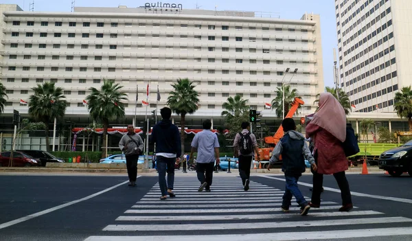 Yakarta Indonesia Julio 2018 Los Peatones Caminan Cruce Pelícano Círculo — Foto de Stock