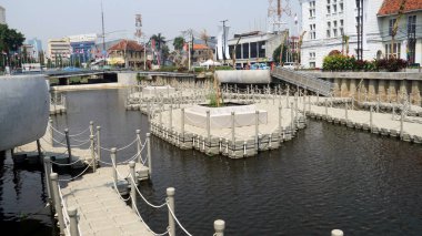 Jakarta, Endonezya - 2 Ağustos 2018: Nehir Krukut Nehri boyunca Jl. Kali Besar Timur ve Jl. Kali Besar Barat Old City bölgesinde genel bir park içine döndü.