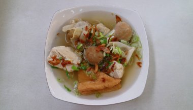 Bakso Malang. Buğulama köfte, tofu, kızarmış köfte ve mantı sıcak et suyu içinde Doğu Cava yemekle çeşniler, kereviz, soğan, arpacık ve baharatlı soslar.