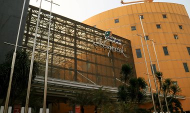 Jakarta, Endonezya - 17 Ağustos 2018: Görünümünü Mayestik Pazar. Geleneksel mağazalar her türlü kumaşlar için birçok seçenek bulabileceğiniz çeşitli içerir.