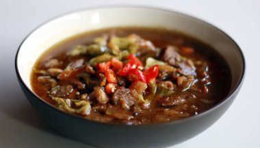 Tongseng. Keçi eti güveç tatlı soya sosu, Hindistan cevizi sütü, rendelenmiş lahana ve domates ile pişirilir. Sık merkezi Java, Surakarta Yogyakarta için gelen Endonezya bölgesinde bulunan.