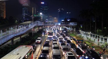 Jakarta, Endonezya - 31 Ağustos 2018: Trafik sıkışıklığı Cuma geceleri Jalan Sudirman acele saat içinde. 