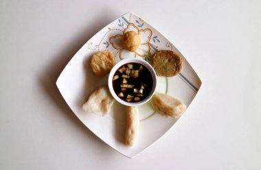Empek-empek (kızarmış tuzlu balık keki) Palembang, Güney Sumatra, Endonezya. Endonezya gıda.