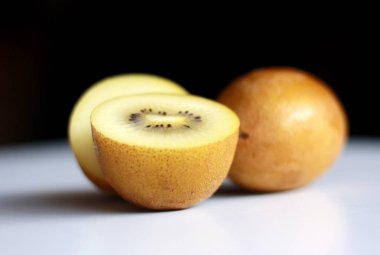 Beyaz arka plan ile altın kivi veya Actinidia chinensis.