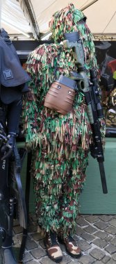 Jakarta, Endonezya - 28 Eylül 2018: Kamuflaj üniforma Ulusal Anıtı, Endonezya ordusu silah savunma sisteminin sergisinde Endonezya askeri.