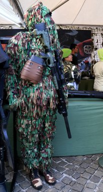 Jakarta, Endonezya - 28 Eylül 2018: Kamuflaj üniforma Ulusal Anıtı, Endonezya ordusu silah savunma sisteminin sergisinde Endonezya askeri.