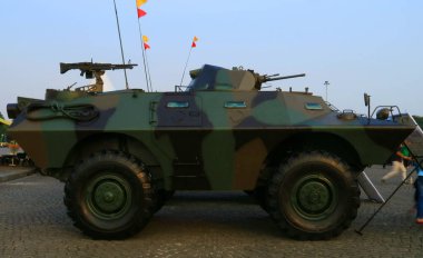 Jakarta, Endonezya - 28 Eylül 2018: Panzer V-150 keşif veya intai Ulusal Anıtı, Endonezya ordusu silah savunma sisteminin sergisinde.