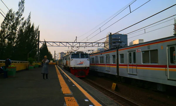 Jakarta Endonezya Eylül 2018 Tren Banliyö Hattı Gondangdia Stasyonu — Stok fotoğraf