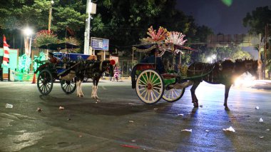Jakarta, Endonezya - 9 Ekim 2018: Andong veya Kota Tua alan dokar veya at arabası. Eski şehirde turistler için geleneksel ulaşım.