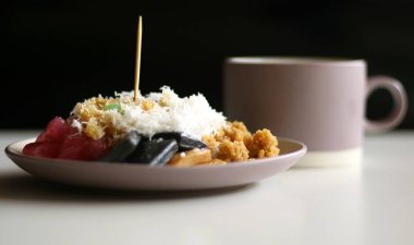 Rendelenmiş hindistan cevizi ve şeker ile cenil. Cenil Java, Endonezya geleneksel pastadır. Nişasta yapılan. 