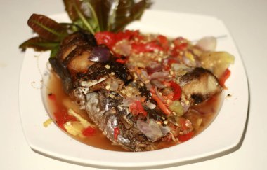 Pecak gabus veya yılanbaşı balık. Baharatlı ve lezzetli. Endonezya geleneksel çanak.