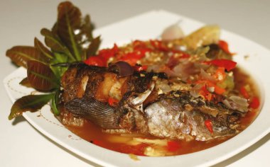 Pecak gabus veya yılanbaşı balık. Baharatlı ve lezzetli. Endonezya geleneksel çanak.