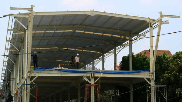 印度尼西亚雅加达 2018年10月18日 工人完成连接 Tanah Abang Tanah Abang 市场所有街区的天桥建设 — 图库照片