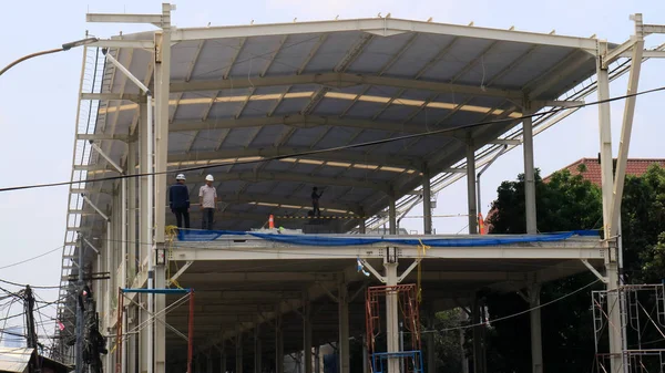 Jacarta Indonésia Outubro 2018 Trabalhadores Terminam Construção Ponte Céu Que — Fotografia de Stock