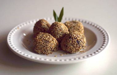 Susam tohumu topları veya Onde onde. Yapışkan pirinç unu mung fasulye ezmesi susam ile kaplı ile doldurulmuş. Endonezya geleneksel sokak gıda.