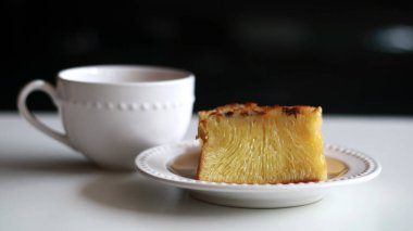 Bika Ambon ve içecek bir fincan. Endonezya petek pasta. Medan, Kuzey Sumatra, Endonezya popüler kek. 