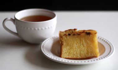 Bika Ambon ve içecek bir fincan. Endonezya petek pasta. Medan, Kuzey Sumatra, Endonezya popüler kek. 