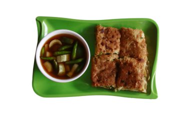 Martabak Telur. Kare bir krep, yumurta, yeşil soğan ve kıyma karışımı ile dolu.