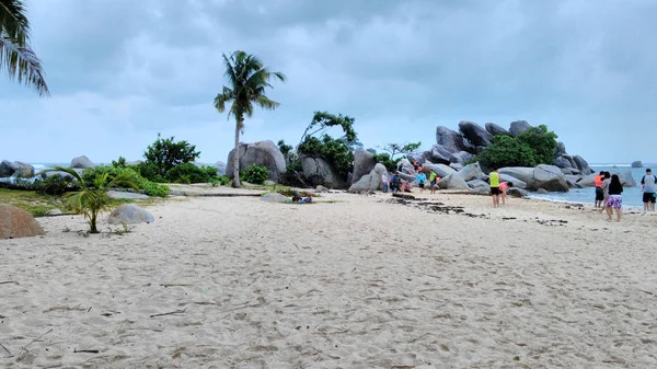 Belitung Indonésia Dezembro 2017 Pessoas Que Jogam Praia Ilha Lengkuas — Fotografia de Stock