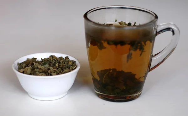 イチジクの葉茶 ドリンクのグラス 繊維とビタミンやミネラルの宝庫 — ストック写真