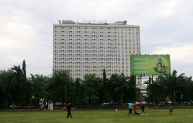 Semarang, Endonezya - 24 Aralık 2018: Louis Kienne Hotel in Simpang Lima bölgesi, Orta Java.