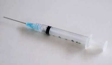 Tek kullanımlık plastik şırıngaların. Tıbbi donatımı.