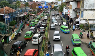 Bogor, Endonezya - 3 Ocak 2019: Jalan Kapten Muslihat'ta trafik, Bogor Tren İstasyonu yakınında. 