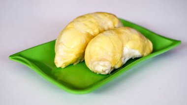 Yeşil plaka üzerinde Durio zibethinus veya durian meyve. Beyaz arka plan.