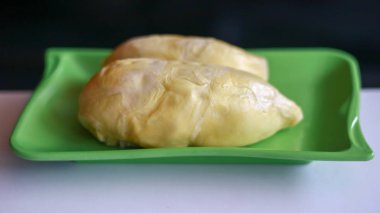 Yeşil plaka üzerinde Durio zibethinus veya durian meyve. Beyaz arka plan.