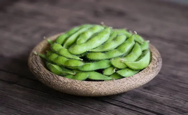 Feijão Soja Jovem Edamame Fundo Madeira — Fotografia de Stock