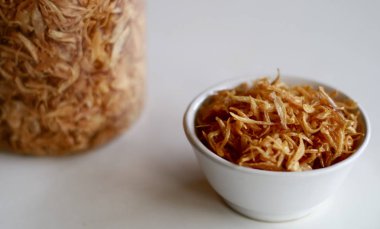 Kızarmış kırmızı soğan. Tavuk, et veya balık yemeklerinin yanında Tepesi olarak kullanılabilir.