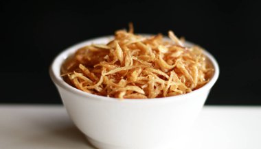 Kızarmış kırmızı soğan. Tavuk, et veya balık yemeklerinin yanında Tepesi olarak kullanılabilir.