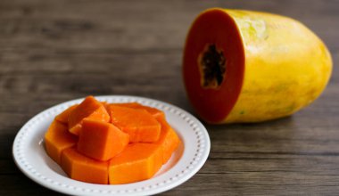 Papaya meyve ahşap arka plan üzerinde.