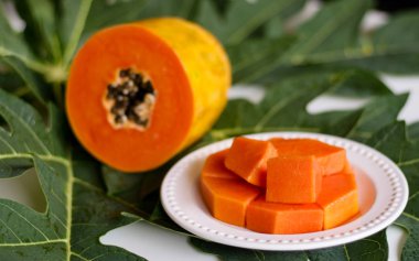 Papaya meyve yaprak zemin üzerine.