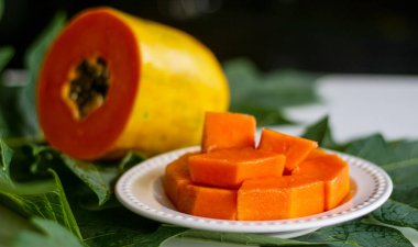 Papaya meyve yaprak zemin üzerine.