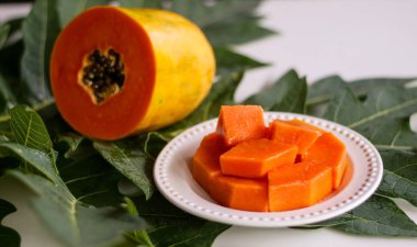 Papaya meyve yaprak zemin üzerine.