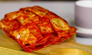 Ahşap arka plan ve içecek bir fincan Balado baharatlı cips (manyok kraker).