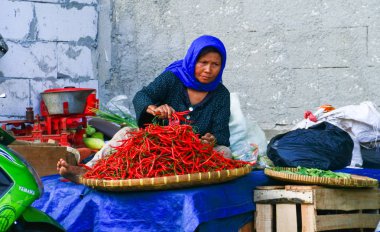 Depok, Endonezya - 1 Şubat 2019: Pasar Kemiri'de chili satıcısı, Depok' ta geleneksel pazar, Batı Java.