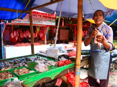 Depok, Endonezya - 1 Şubat 2019: Pasar Kemiri'de taze balık satıcısı, Depok, Batı Java'da geleneksel pazar. 