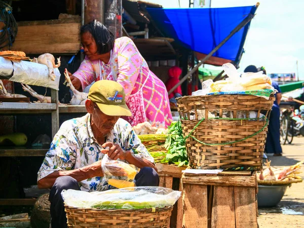 Depok Indonésia Fevereiro 2019 Vendedor Fita Singkong Pasar Kemiri Mercado — Fotografia de Stock