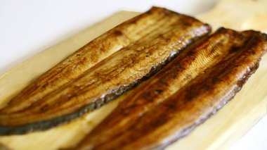 Yılan balığı balık veya unagi beyaz arka plan ile ahşap tepsi. Pişirmeye hazır. 