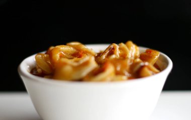 Cumi Saus Padang veya Siyah arka plan üzerinde Padang Sos kalamar. Padang, Batı Sumatra, Endonezya'dan baharatlı yiyecekler. 