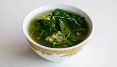 Sayur Bening Bayam veya beyaz arka plan üzerine açık ıspanak çorbası. Mısır ile haşlanmış ıspanak. Endonezya Gıda.